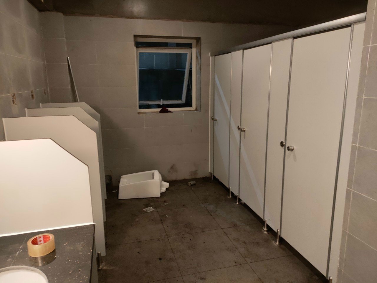 Thi công vách ngăn nhà vệ sinh cho Trạm dừng chân