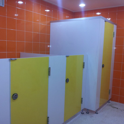 Thi Công Vách Ngăn Compact HPL Cho Nhà Vệ Sinh Trường Học